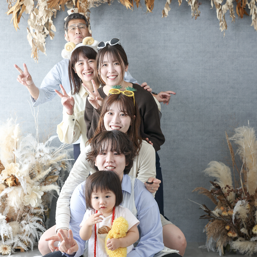 順番に並んで顔を出している家族写真