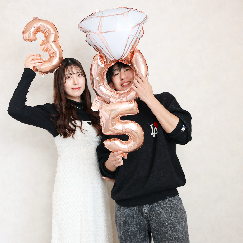 ピンクのバルーンを持った男女