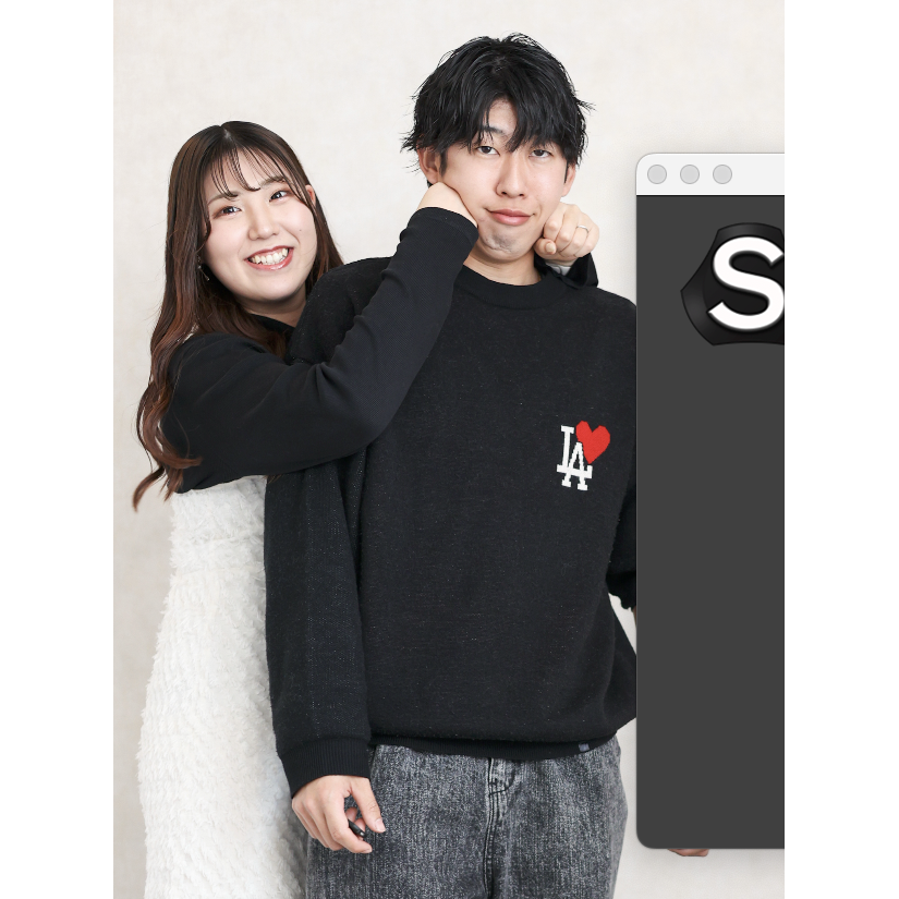 男性の頬をぐりぐりする女性